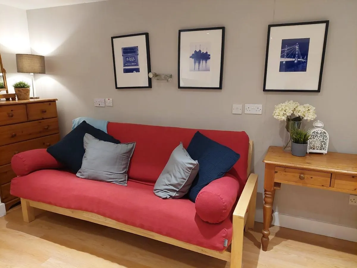Apartment Private Garden Lodge In Christchurch, Dorset For 4 - Dogs Welcome! Holdenhurst United Kingdom
