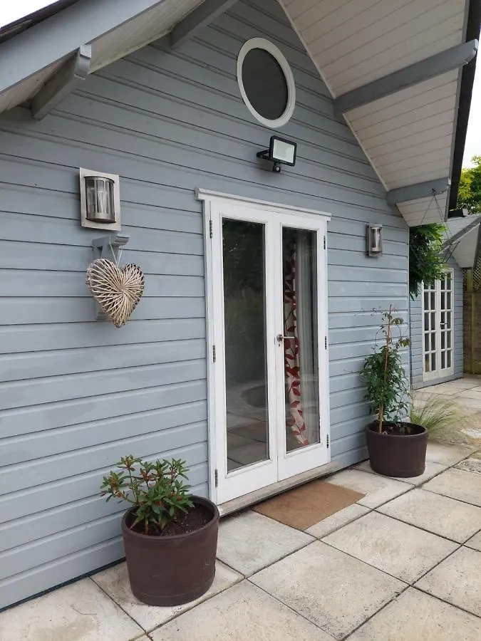 Private Garden Lodge In Christchurch, Dorset For 4 - Dogs Welcome! Holdenhurst