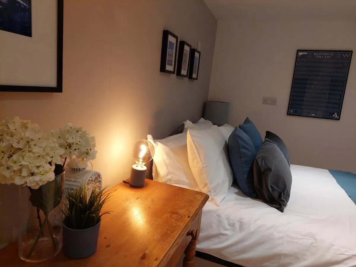 Private Garden Lodge In Christchurch, Dorset For 4 - Dogs Welcome! Holdenhurst 英国