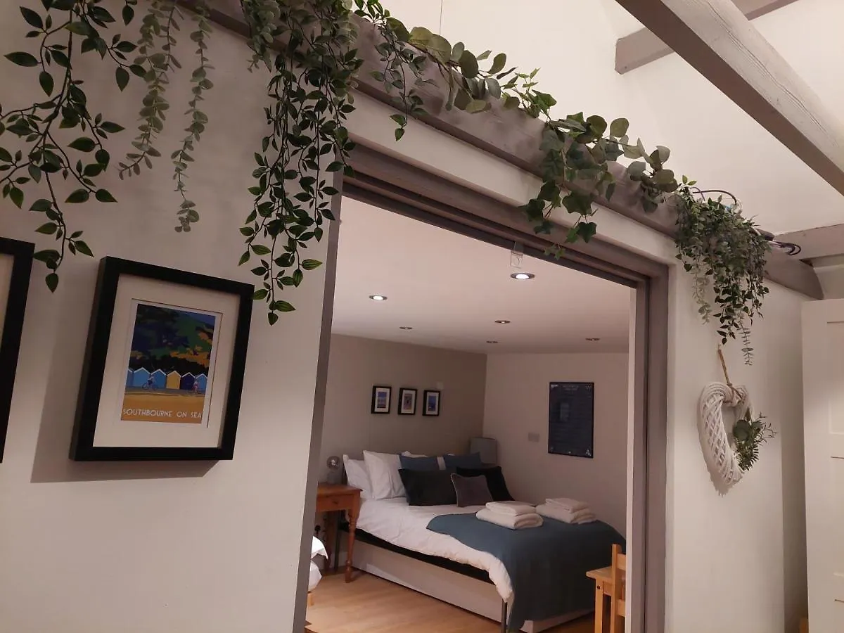 Private Garden Lodge In Christchurch, Dorset For 4 - Dogs Welcome! Holdenhurst 0*,  英国